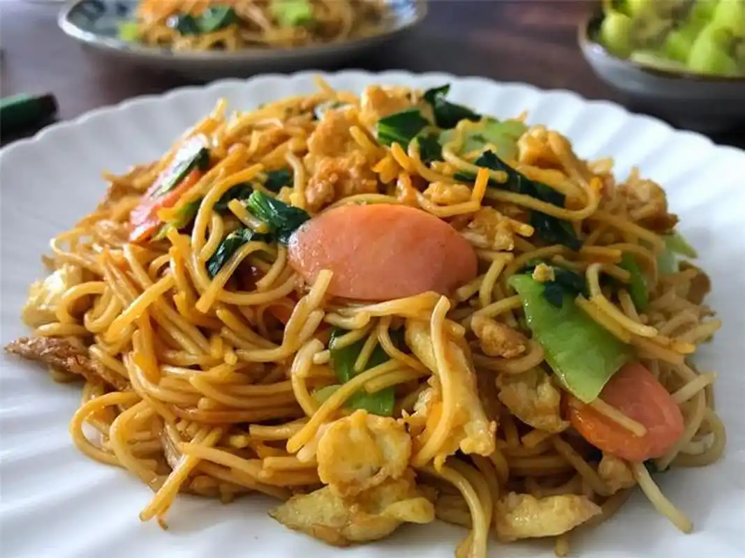 鸡蛋青菜火腿炒面,10分钟的快手早餐,好吃又营养,这碗炒面虽然简单,但