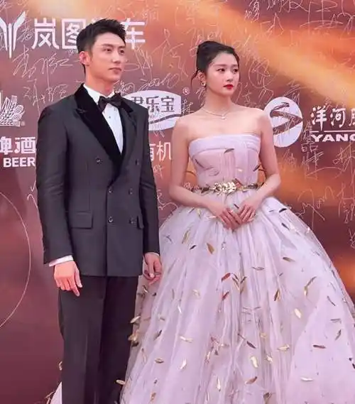 华表奖后台:baby众星捧月,关晓彤被冷落翻白眼,00花互不理睬!