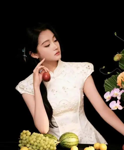 中秋晚会关晓彤的身材出众,毛晓彤的容貌迷人,唐嫣光彩照人