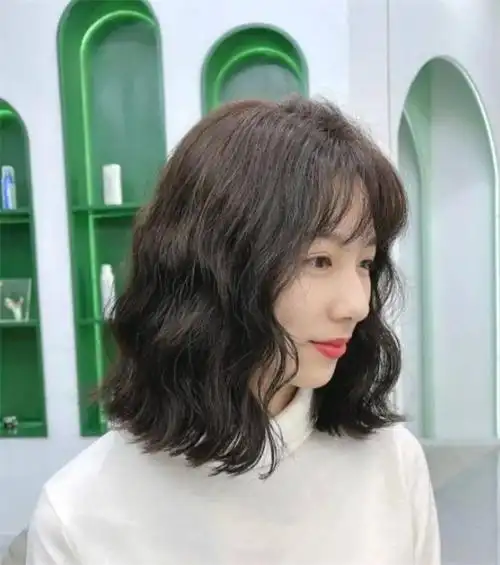齐刘海中长发纹理烫图片 时髦洋气又好打理
