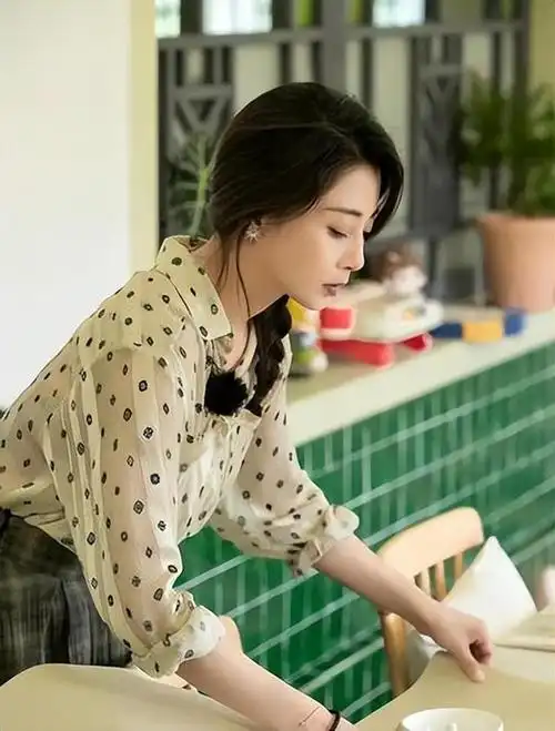 回顾殷桃:离婚14年后至今单身未嫁,靠实力翻红,托起父母晚年