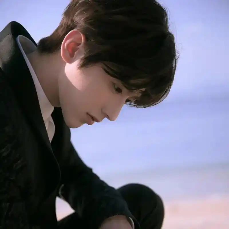 男生头像:简单又干净的帅气男头