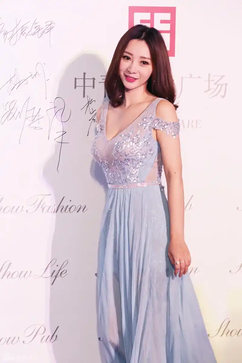 柳岩长裙低胸捞金 透视装小秀性感_高清图集_新浪网