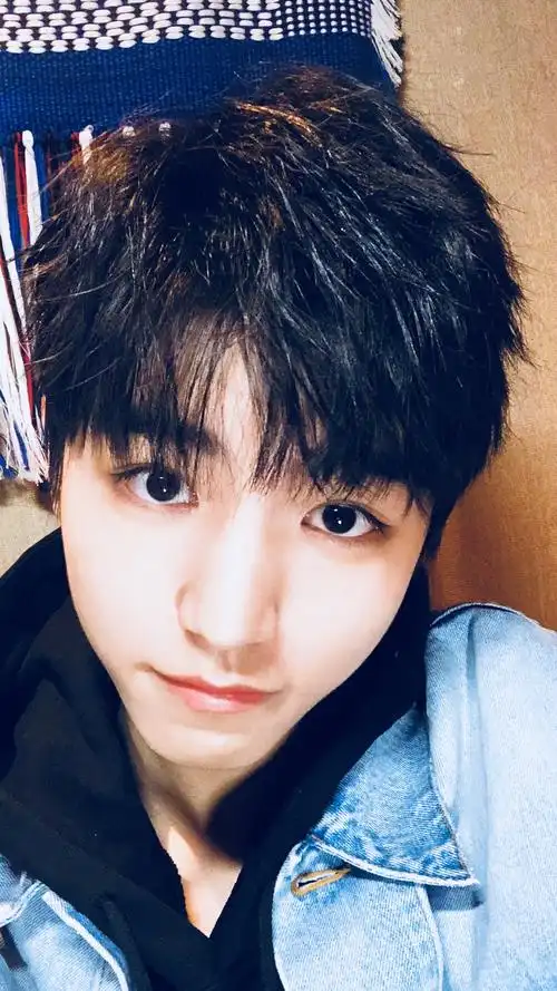 王俊凯新发型是不是又被帅醒了