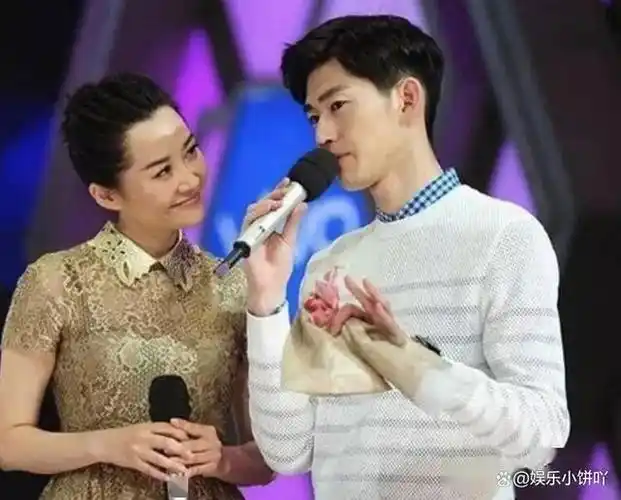 在节目中,只要有张翰发言,许晴就会含情脉脉地看着他,当他们有共鸣的