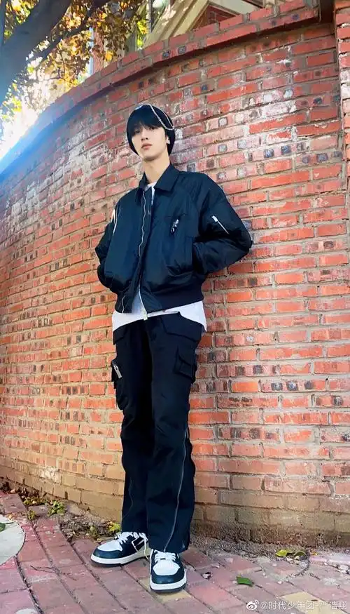 裤子的拉链设计,严浩翔出门拍照前一定在衣柜里认真的搭配过