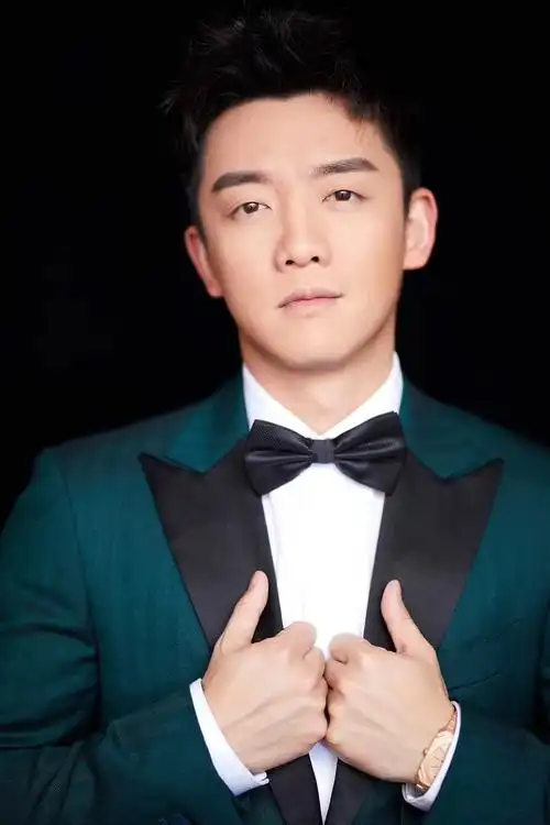 郑恺墨绿西装帅气有型 获封年度品质演员