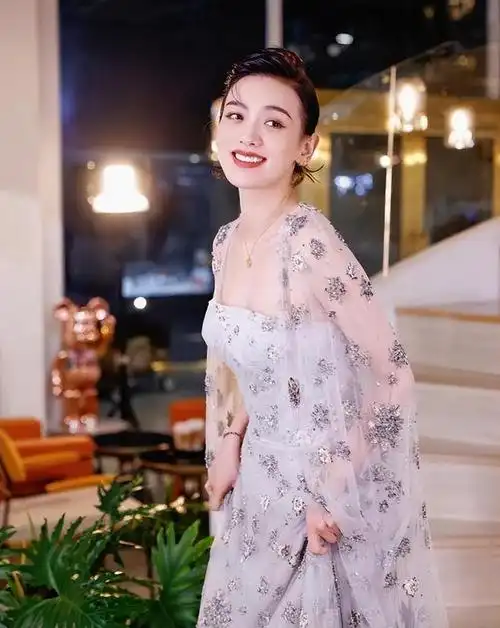 刘恺威新女友热度爆棚直播上万人围观三个助理护身堪比大主播