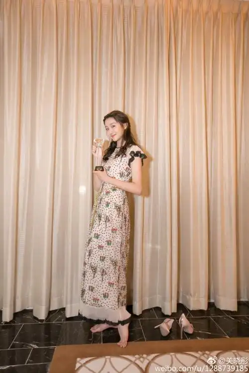 关晓彤拿澳门电视节视后 礼裙灵动别致