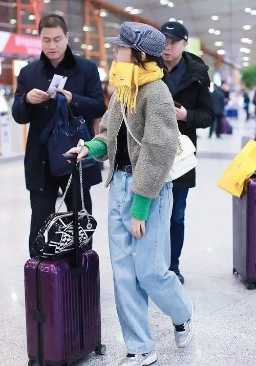 张子枫还保持着小女孩身材毛肚外套看着挺厚却挡不住身形