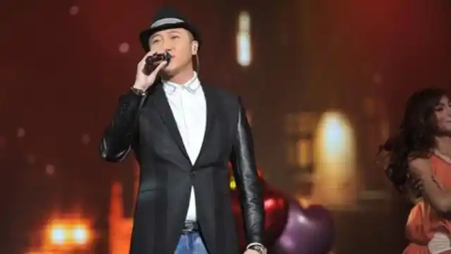 关喆唱《领悟》讲诉心酸经历,杨坤送32号球衣助阵!