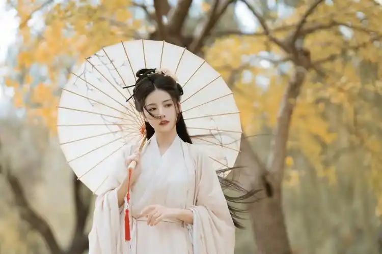 赵粤晚秋银杏古风写真 白衣佳人撑伞清冷感十足