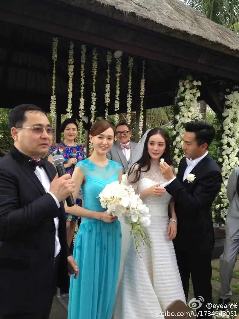 杨幂刘恺威大婚新婚夫妻当众甜蜜亲吻