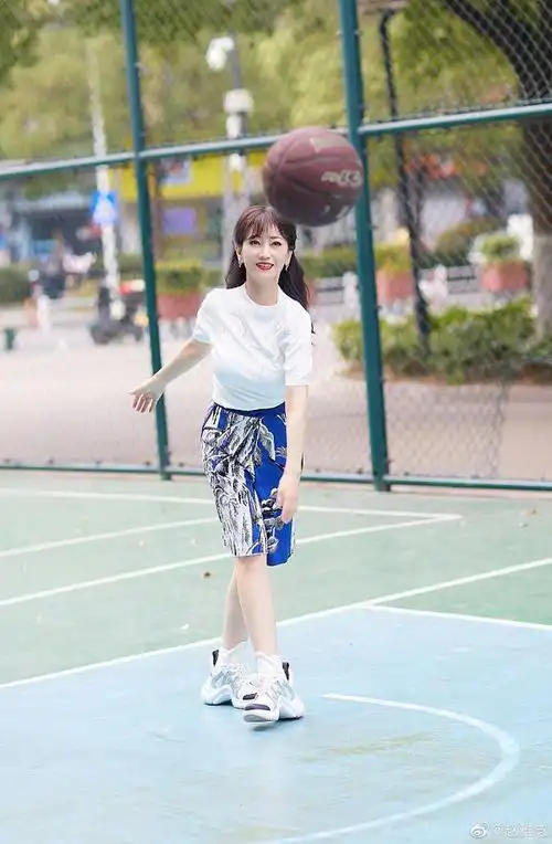 赵雅芝发布一组运动写真 自信投篮活力十足|写真|赵雅芝_手机网易网