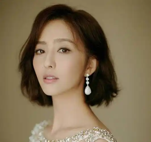 的"短烫发"圈粉了,洋气减龄有气质,特适合50岁女人_发型_头发_短发