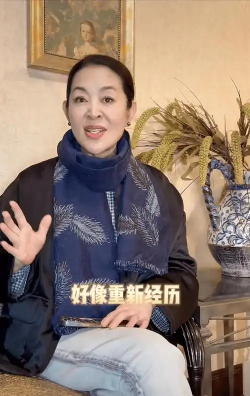 64岁倪萍暴瘦后认不出,圆脸变长脸,激动澄清没有移民美国