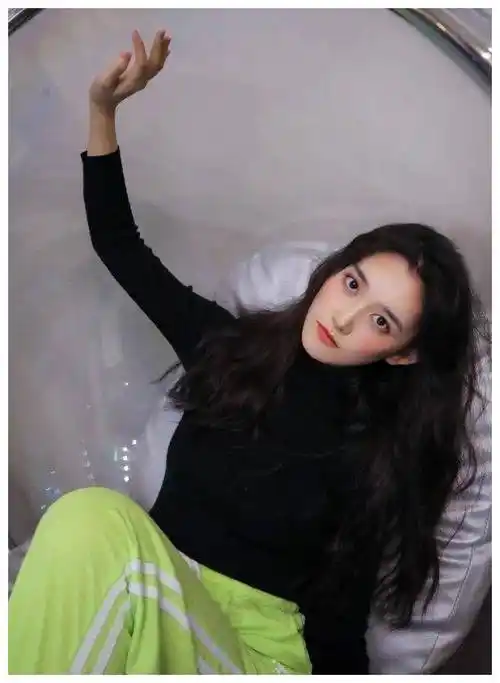 蒋依依有啥想不通的?化了一个"蛋黄妆",18岁老成28岁_毛衣_黑色_什么