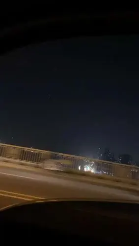 我确定是ufo,半夜十二点,车窗摇下来的,用黑鲨3拍的,像素不好.