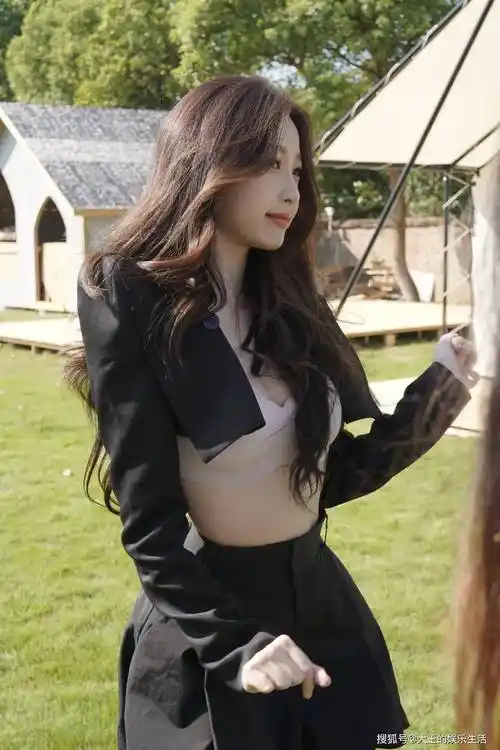 虞书欣最新惊艳内衣写真曝光,展现她的身材曲线和女性魅力.