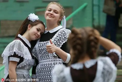 俄毕业生庆祝最后的钟声美少女穿苏联校服自拍