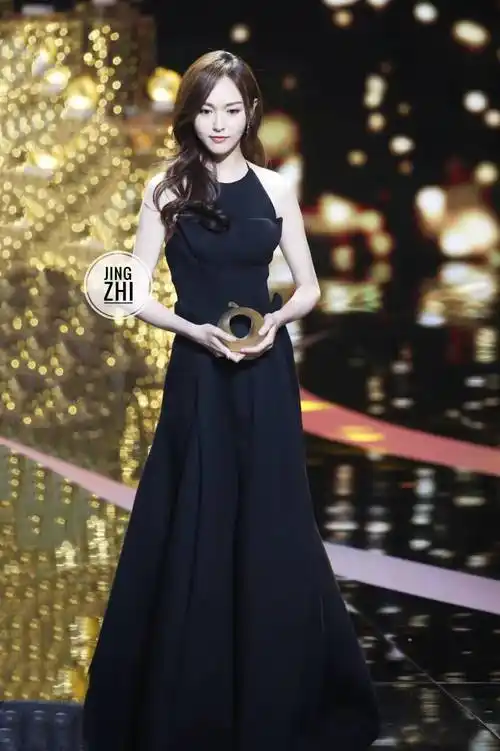 唐嫣九头身比例不输超模,黑色挂脖裙尽显高贵优雅,气质绝了_礼服_裙摆