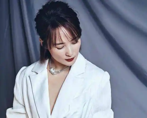 44岁蒋勤勤换新发型,齐刘海黑长发未来感十足,差点认不出_脸型_造型