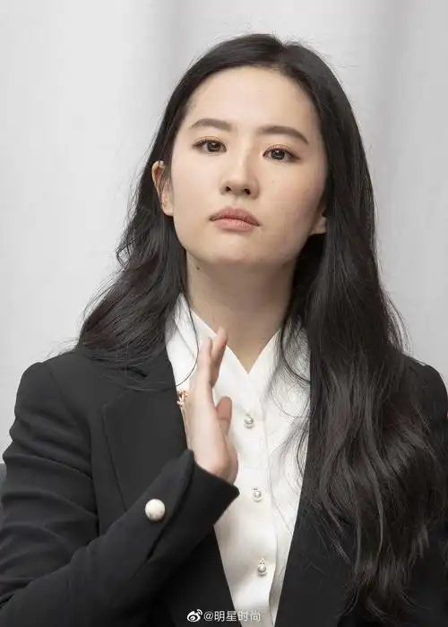 刘亦菲的一组生图她身着黑色西装内搭白衬衫