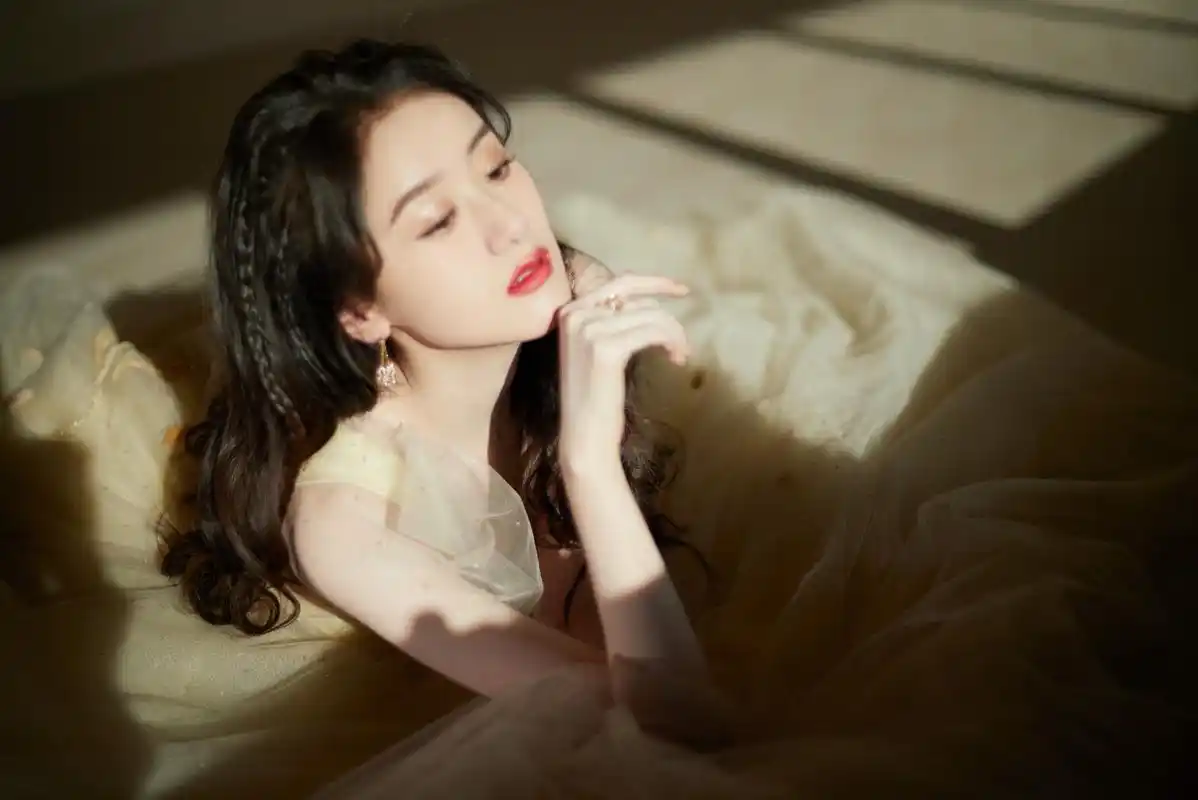 袁冰妍,淡黄色长裙,公主编发,是香草冰淇淋小仙女呀