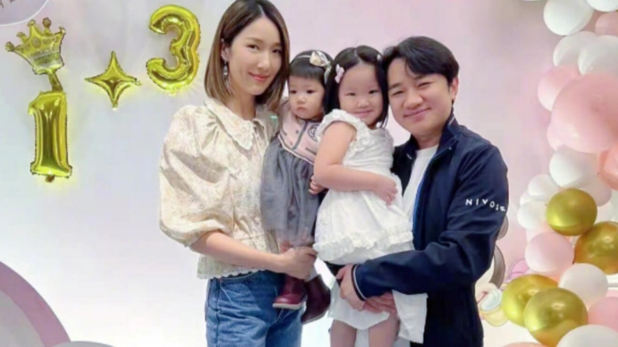 好温馨王祖蓝晒全家福为俩女儿庆生小女儿正脸颜值超高