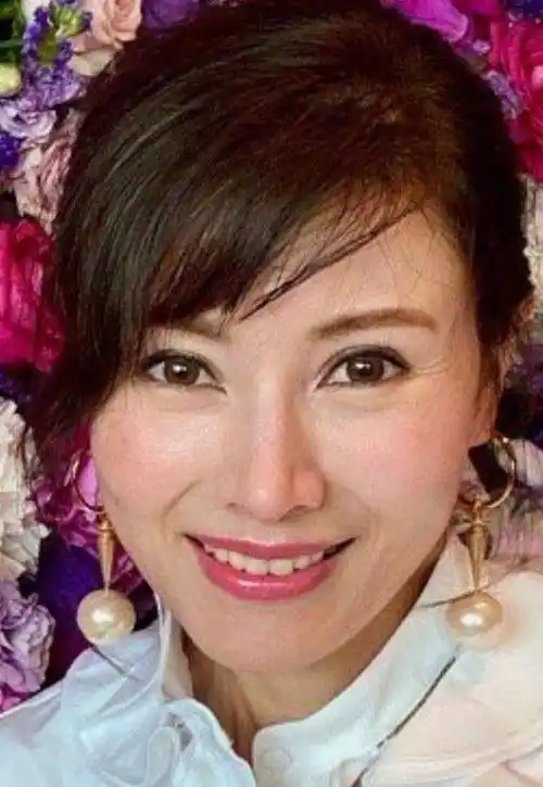 李嘉欣50岁生日当天晒美照,一笑嘴角纹鱼尾纹太真实_李嘉明_白色_外套