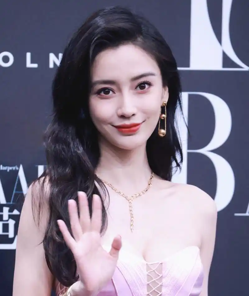 angelababy时尚芭莎红毯,身着粉色羽毛高定礼服,依旧稳定发挥!