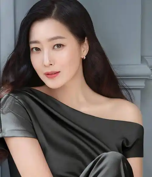 45岁金喜善为新剧改变形象,留一头粉红短发,新造型"又飒又爽"