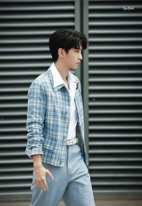 王俊凯低v白衬衫##王俊凯线下生图状态