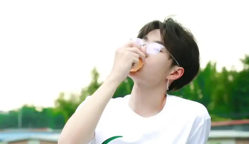 王一博时尚帅气休闲小清新写真,高清图片-壁纸族