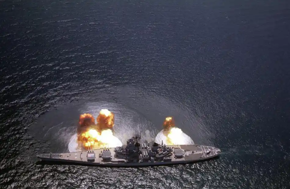 钢铁的咆哮:美衣阿华级战列舰主炮齐射壮观照