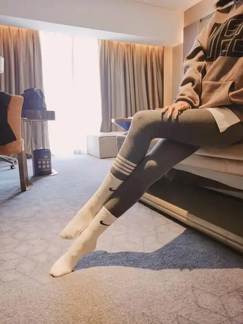 运动袜和健身裤也挺出镜