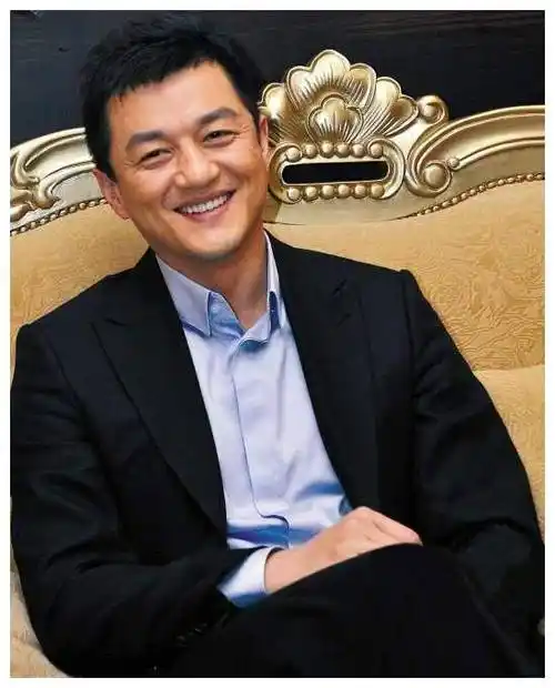 李亚鹏直播流泪求助,王菲甜蜜秀恩爱,李厚霖现身大方打赏.