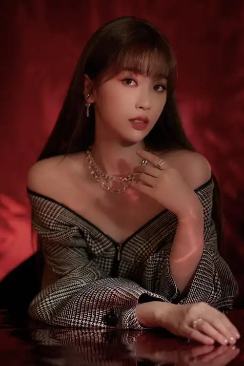 组图:虞书欣长发齐刘海温柔甜美 一字肩装大秀迷人锁骨身材优越