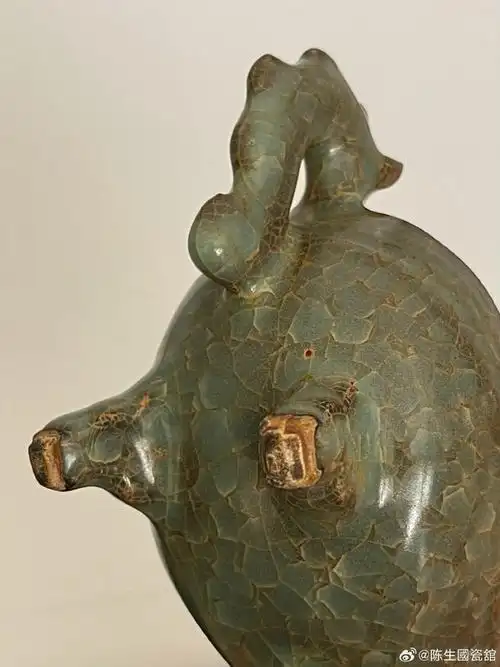 南宋龙泉溪口官窑爵杯～此器器型规整,比例协调,工艺精湛,釉色高雅