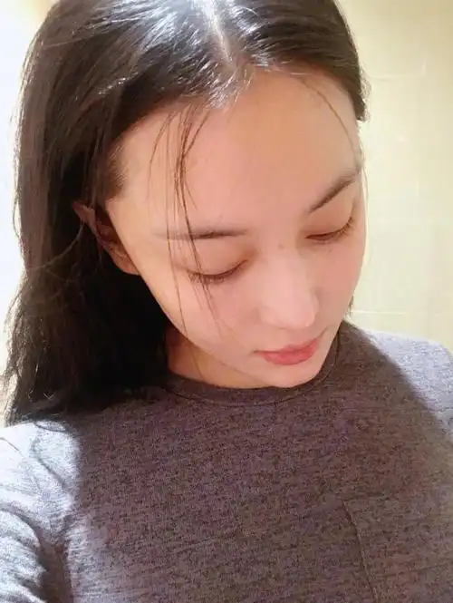 张馨予素颜自拍颜值仍在线 眼神呆萌痘印抢镜