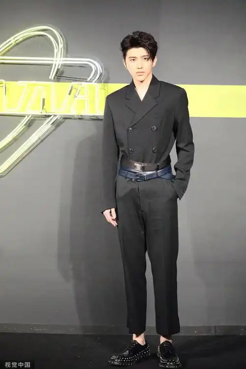 蔡徐坤帅酷军装风展英姿迷skr人 余晚晚回眸灿笑温婉大气