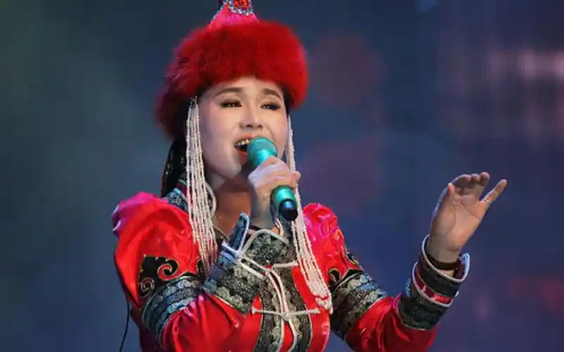 这才是《套马杆》真正的原唱,相比乌兰图雅,更有草原风情