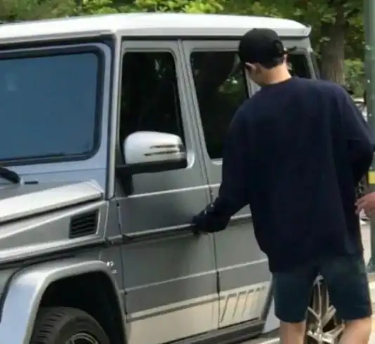 有粉丝发现,女司机公布的视频中,对方的车子是g63,而朴灿烈的车子是g