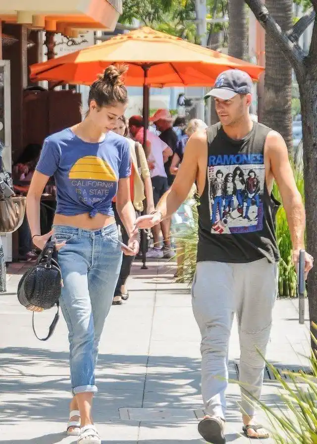 当地时间2016年8月23日,洛杉矶,泰勒·希尔(taylor hill)与男友现身