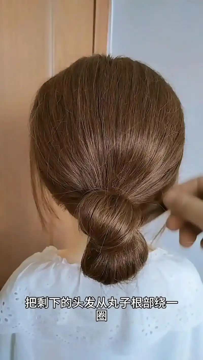 一根皮筋,三款超美丸子头94.96首先扎个低马尾,拉起一根皮 - 抖音