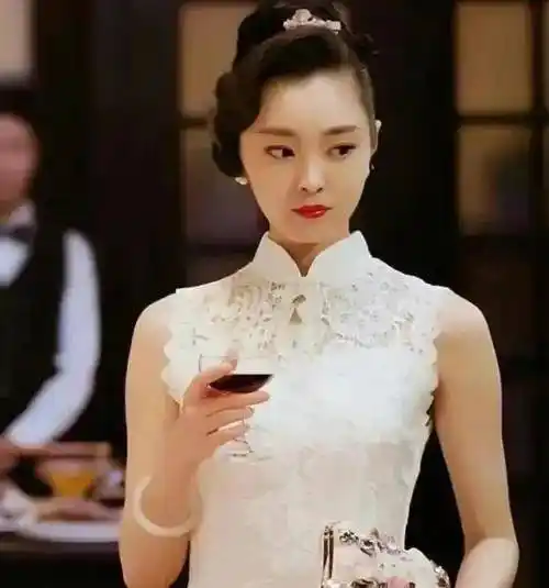 宋轶在《伪装者》中饰演于曼丽,这是一个有可怜身世的悲情角色,却有情