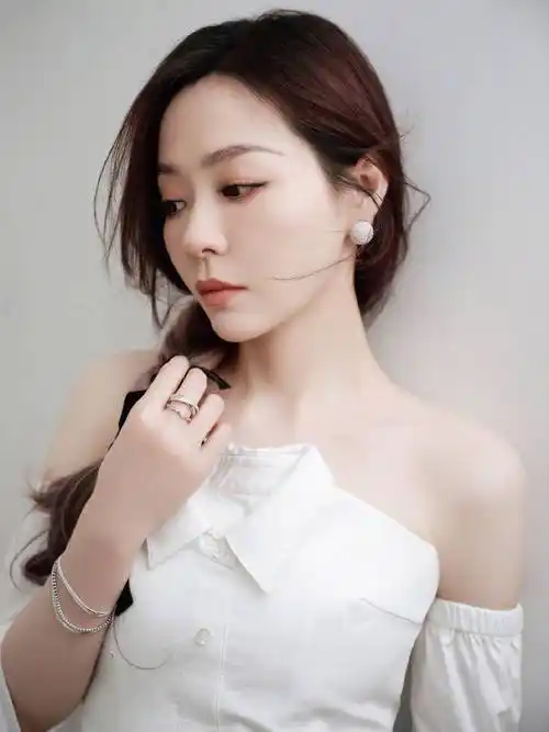 张靓颖以"靓"为名,尽显傲人身材,穿抹胸衣大方展示好身材!