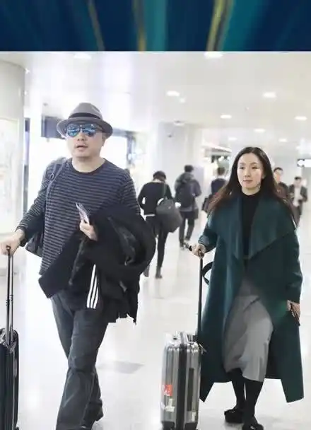 47岁陶虹与老公徐峥罕见同框亮相 素颜出镜气质温柔