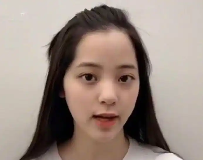 欧阳娜娜"穿红裙"拍写真,面部肌肤细腻滋润,大方分享祛痘方法