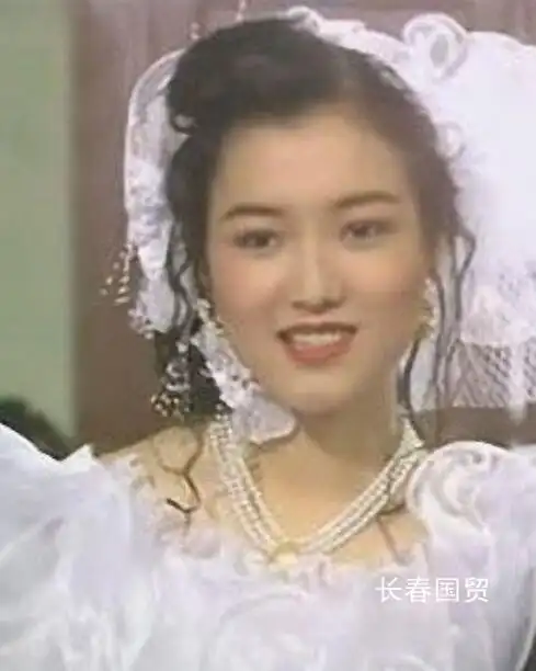 风范很不相同,照片中的郑秀文古装发型加两丝卷卷留海造型神似巩俐